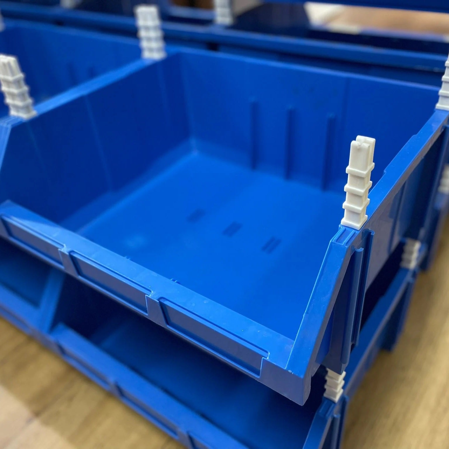 Plastic Stackable Bins (16 x 14 x 8 po) **Shipping costs apply**